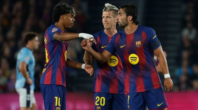 Pemain Barcelona, Lamine Yamal, Dani Olmo, dan Ferran Torres, dalam pertandingan La Liga melawan Celta Vigo, Kamis (23/4/2026) dini hari WIB. (c) AP Photo/Joan Monfort